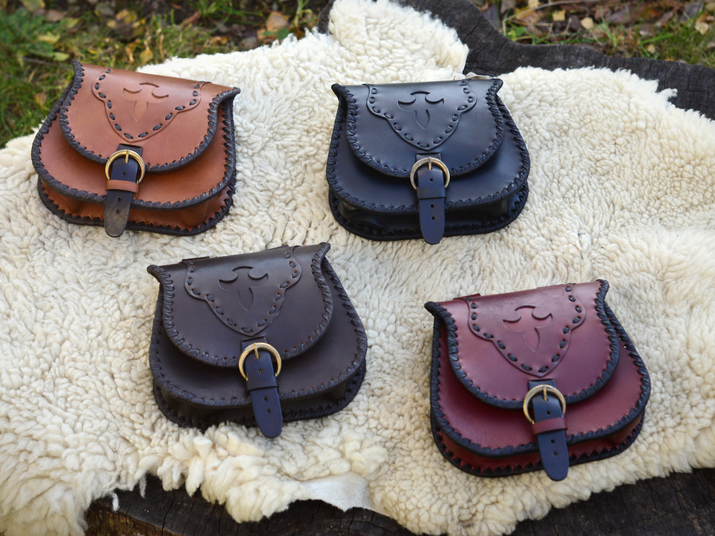 Mittelalterliche Handtasche mit Riemen, Fleur-de-Lis gewebt