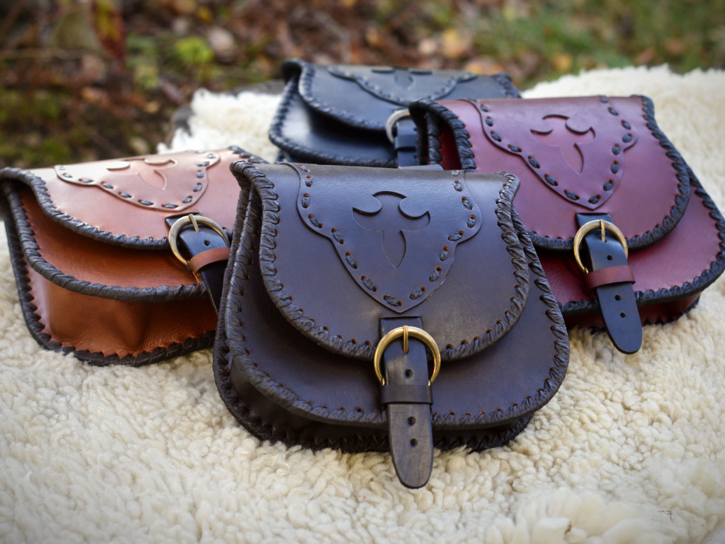 Mittelalterliche Handtasche mit Riemen, Fleur-de-Lis gewebt
