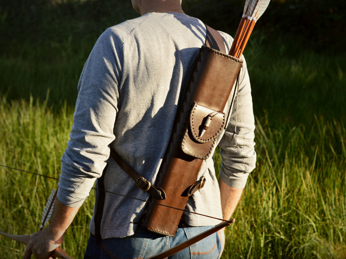 Elliptischer Köcher mit Tasche