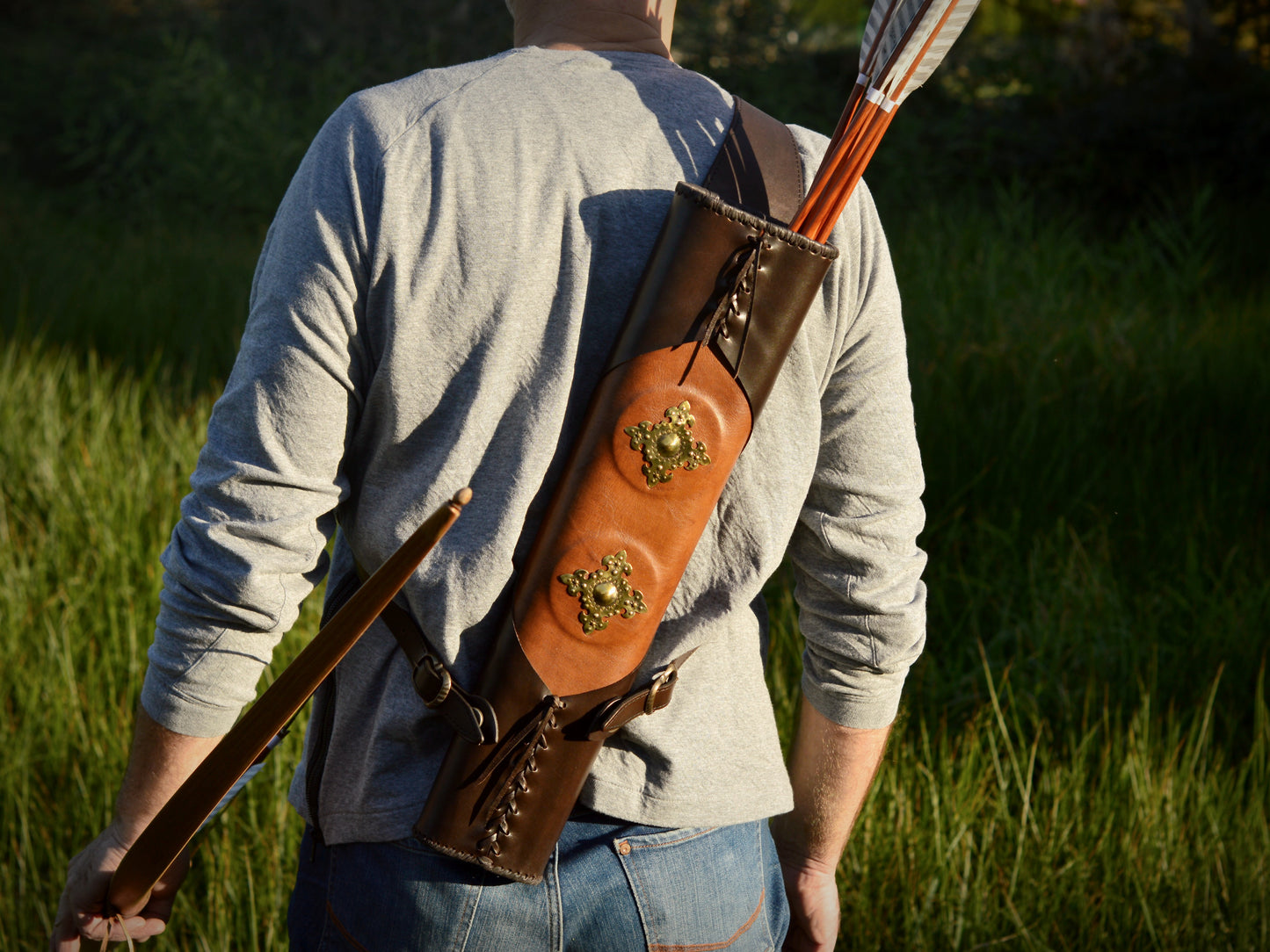 Elliptischer Köcher mit Messingverzierung