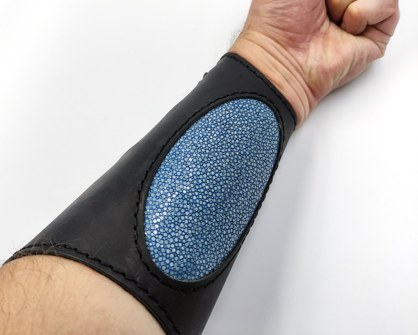 Mit Gummiband befestigter Unterarmschutz – exotische Ellipse – Rochen